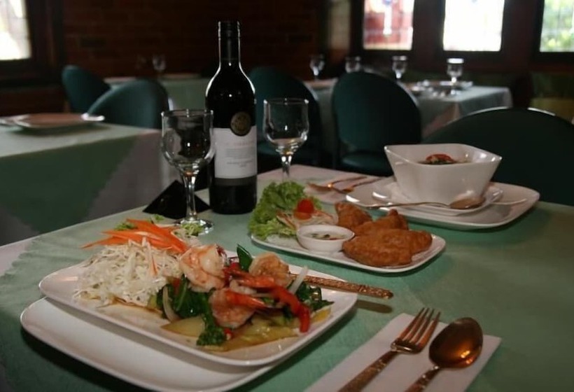 فندق على الطريق Forest Lodge Motor Inn & Restaurant