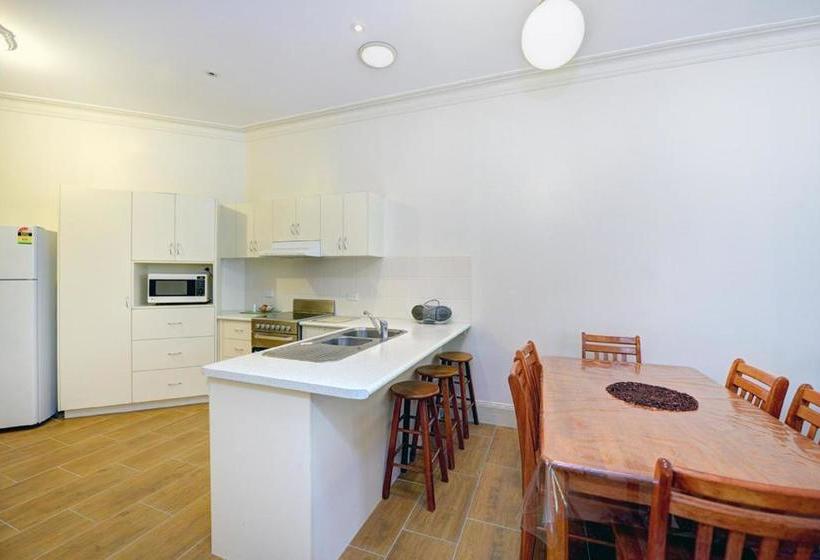 مُتل Tropic Oasis