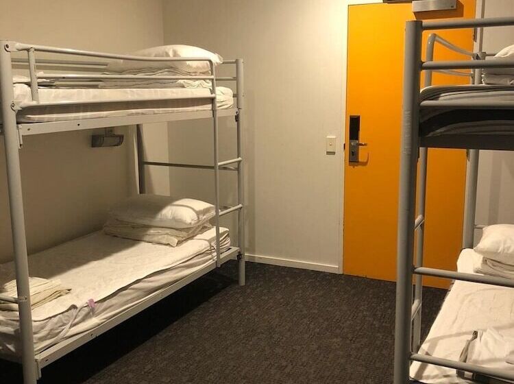 هاستل The Village Canberra