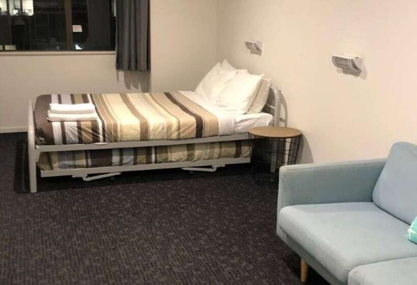 هاستل The Village Canberra