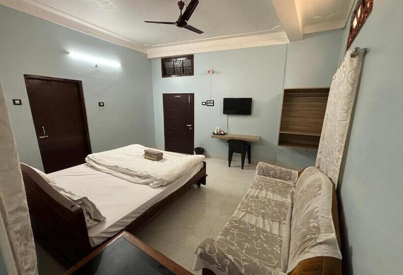 فندق Piccadilly, Gossaigaon