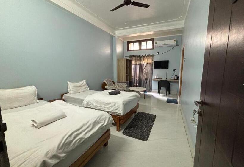 فندق Piccadilly, Gossaigaon
