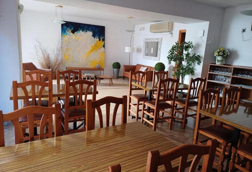 هتل Hostal Sol I Sombra