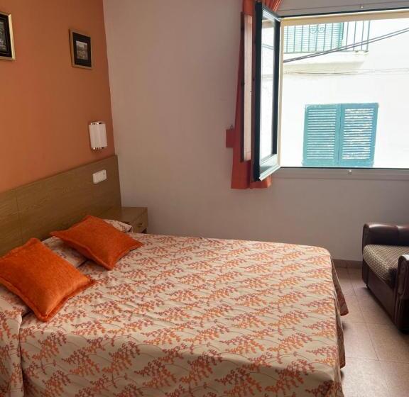 هتل Hostal Sol I Sombra