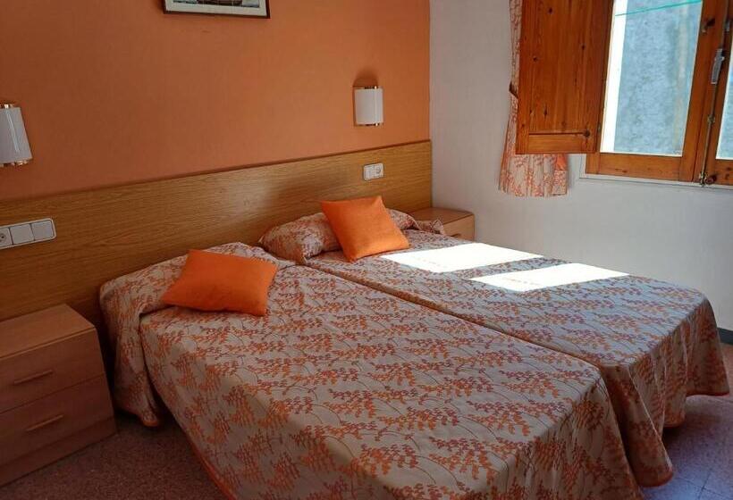 هتل Hostal Sol I Sombra