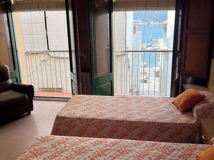 هتل Hostal Sol I Sombra