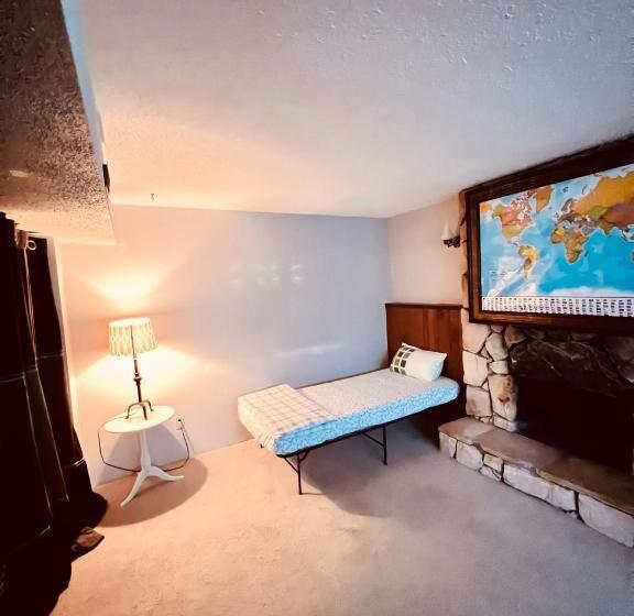 פנסיון Cozy Carpeted Private Shared Room With Fireplace