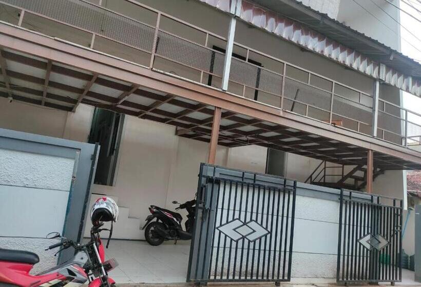 호텔 Penginapan Wanita Putri Salju Hostel Semarang