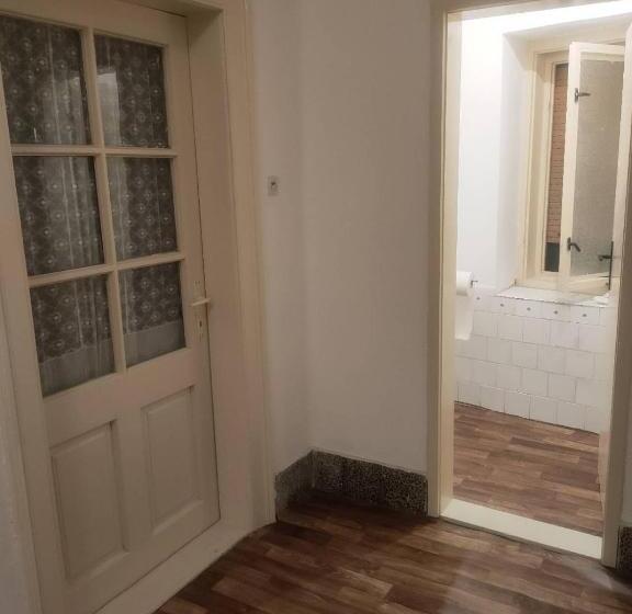 تختخواب و صبحانه Cozy Hotel With Breakfast