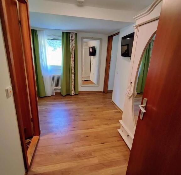Пансион Room In Guest Room   Comfortable Single Room With Shared Bathroom And Kitchen