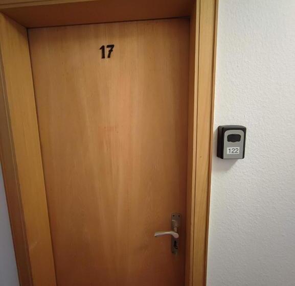 Пансион Room In Guest Room   Comfortable Single Room With Shared Bathroom And Kitchen