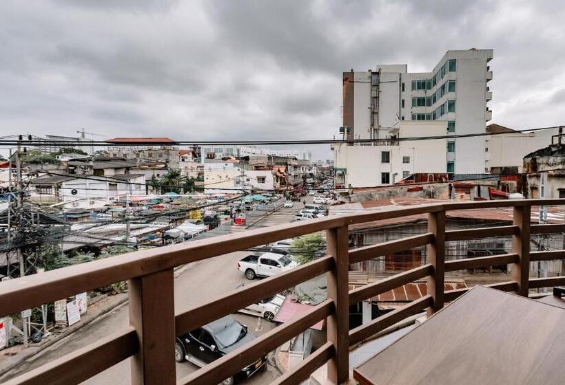 Red B Hostel, Cafe And Bar