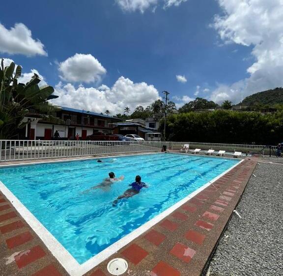 Finca Hotel Piscinando En Pereira