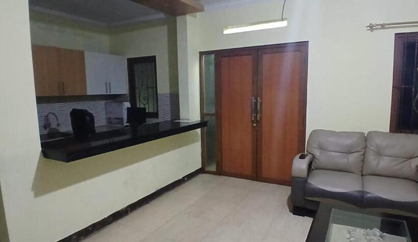 Hotel Oyo 93861 Adinda Guest House Syariah