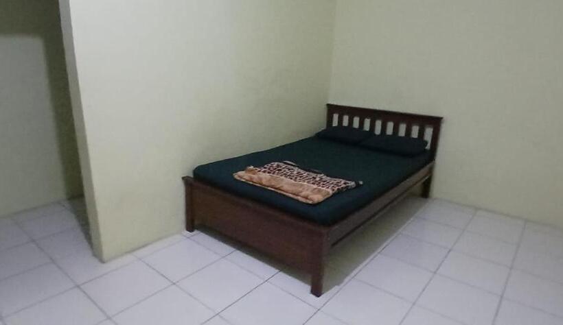 Hotel Oyo 93861 Adinda Guest House Syariah