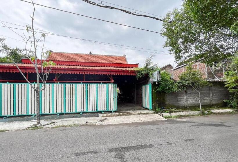 فندق Reddoorz Syariah Near Rs Bhayangkara Nganjuk