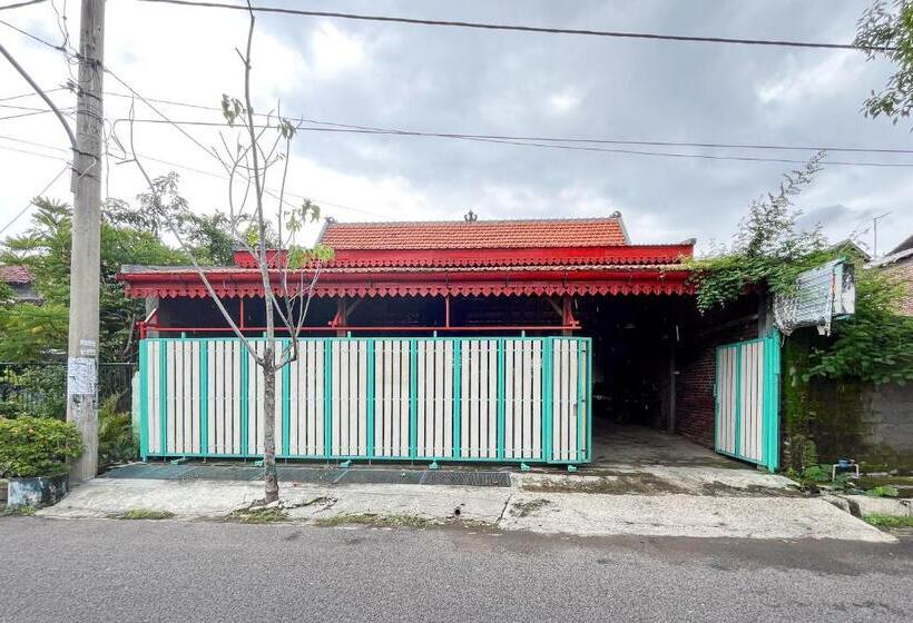 فندق Reddoorz Syariah Near Rs Bhayangkara Nganjuk