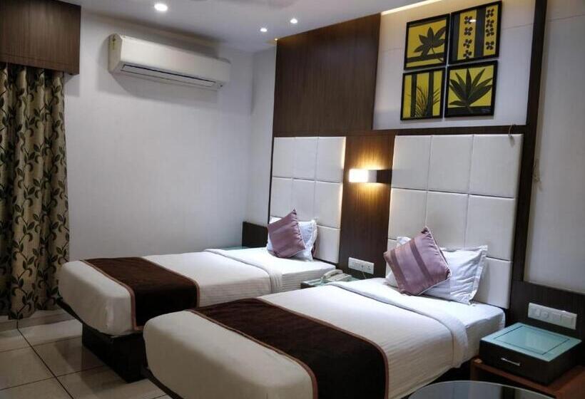 Отель Royal Shelter Vapi