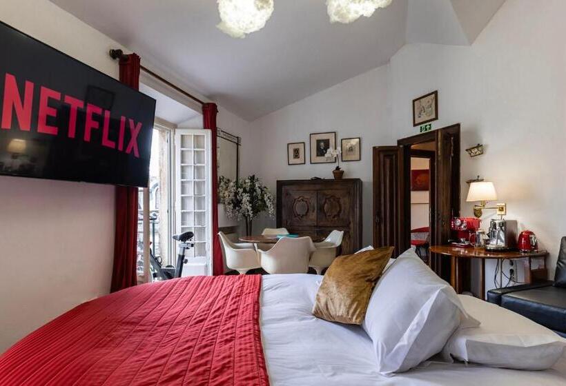 Отель Sintra Wow Unique Double Smart Room In 17th Century Palace! Hot Tub, Snooker, Bbq, Ps5, Sauna, Gym