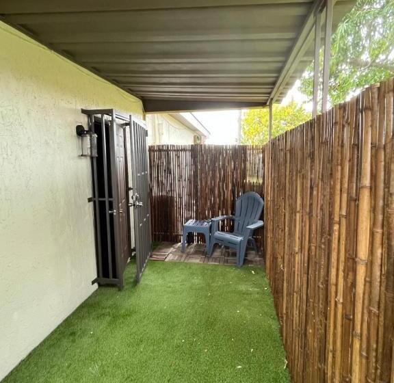 پانسیون Cozy Studio Apartment With Private Entrance And Patio