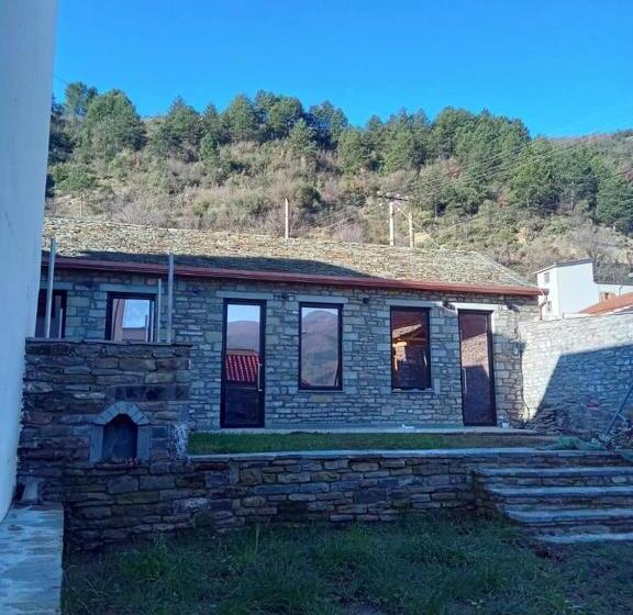 پانسیون Gogo Moustache Guest House