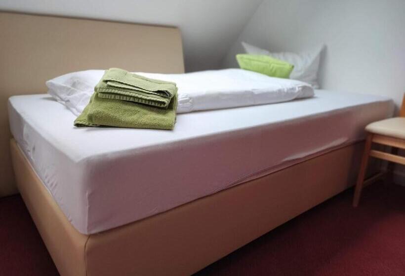 ペンション Room In Guest Room   Single Room With Shared Bathroom And Kitchen