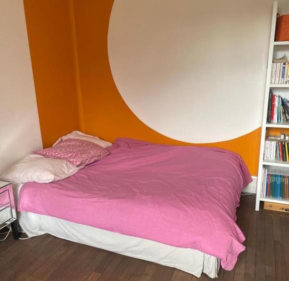 تختخواب و صبحانه Guest Room In A Green Setting
