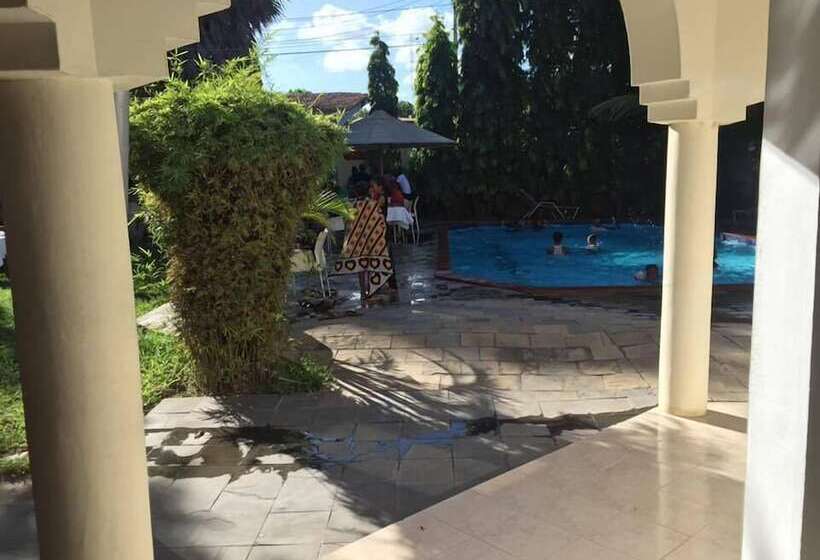 בית מלון כפרי The Pontoons Nyali A103