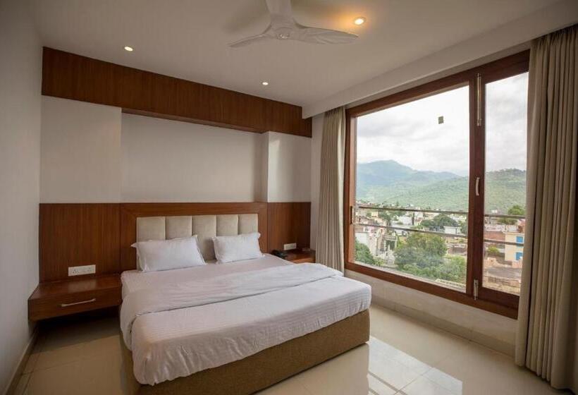 Le Mars Hotel Ladan
