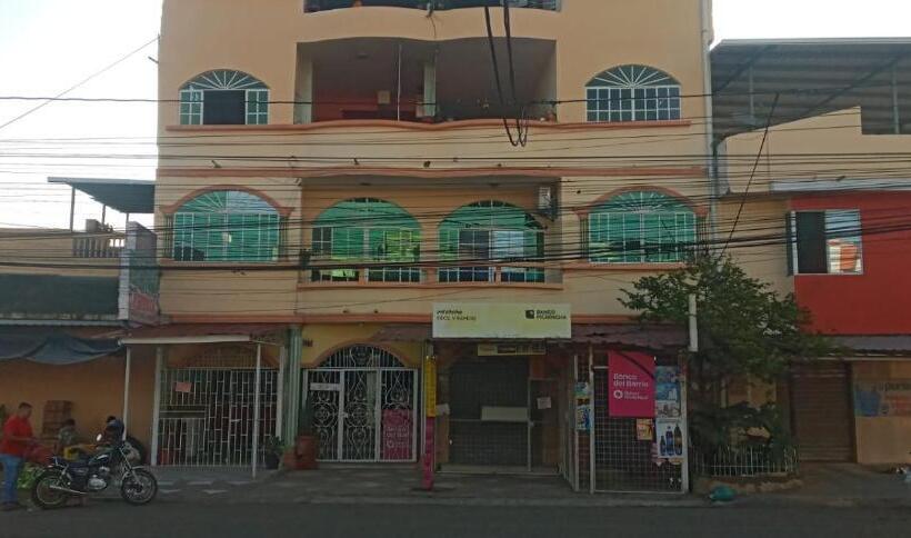 پانسیون Hostal La Gran Familia