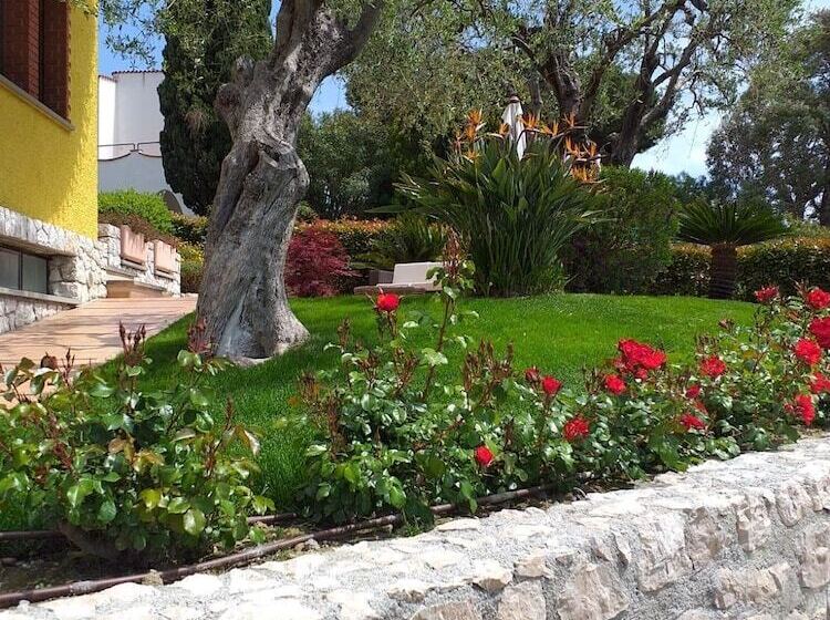 تختخواب و صبحانه Villa Gaia   Luxury Villa, Pool & Wellness Rooms