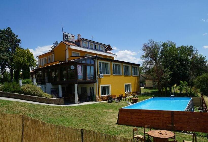 ホテル Albergo Ristorante Monte Selva