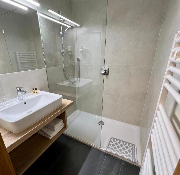 Отель Zur Brücke   Your Home In Heart Of South Tyrol, With Brixencard And Free Parking