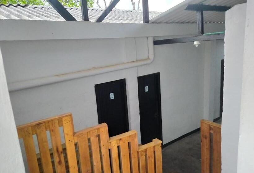 بنسيون De La Mora Hostal