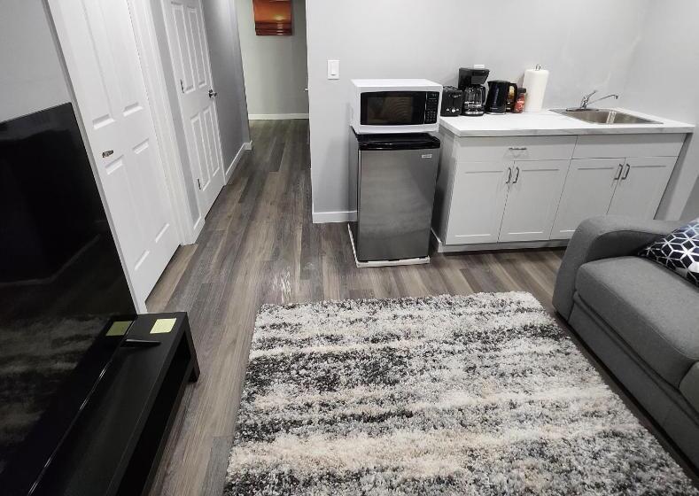 بنسيون Entire Basement Suite With Private Entrance