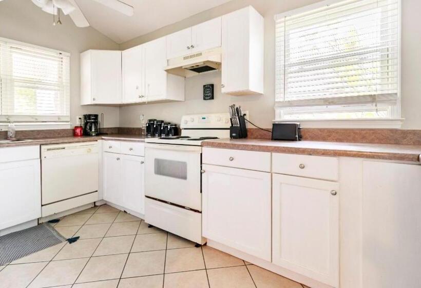 پانسیون The Yellow Bungalow