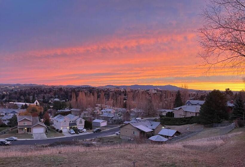 مبيت وإفطار The Lair At Crimson House