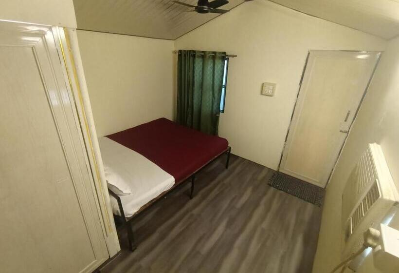 호텔 Baadal Pani Beach Resort Near Kelwa Beach