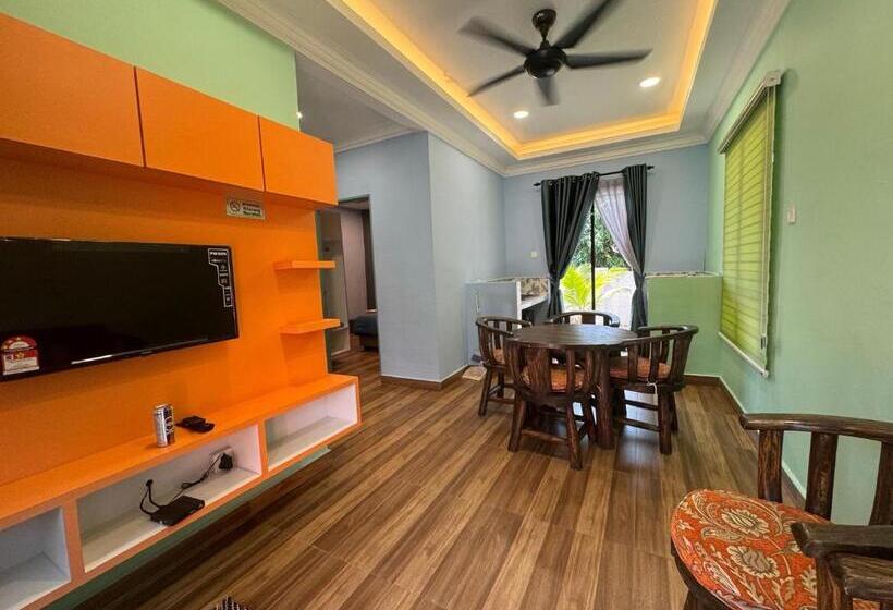 فندق Capital O 90949 Pelangi Beach Resort Mersing