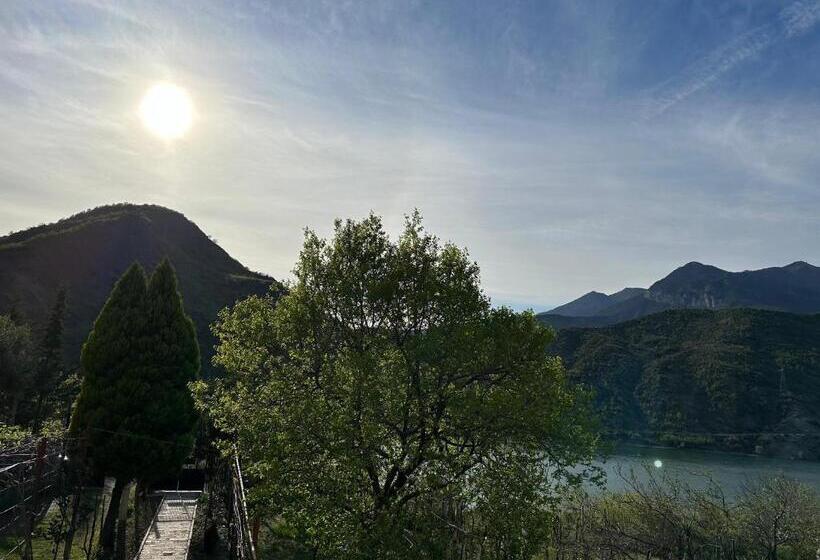 پانسیون Lakeview Escape Koman
