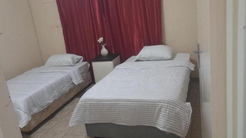 펜션 Tatian S Guesthouse +27783336268