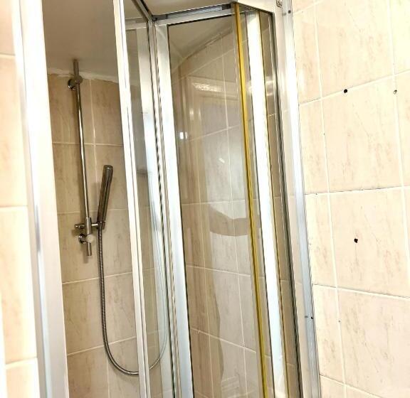 پانسیون Westfield London Shepherds Bush