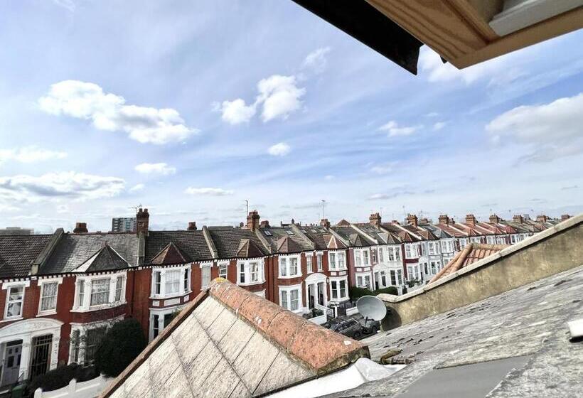 پانسیون Westfield London Shepherds Bush