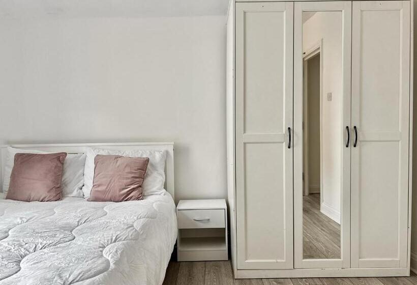 پانسیون Westfield London Shepherds Bush