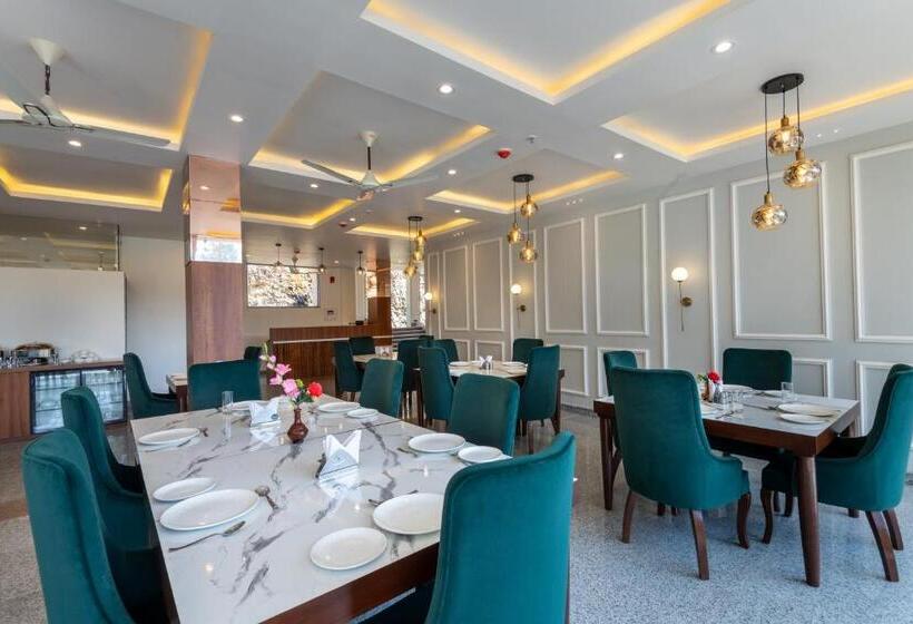 호텔 The Chail Resort, Chail