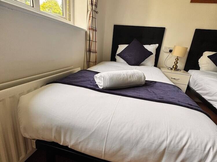 پانسیون High Trees Guest House Gatwick