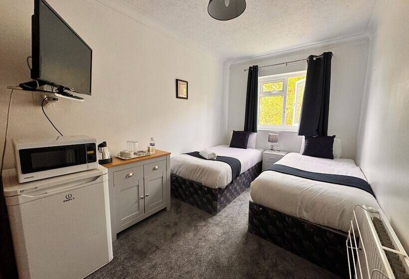 پانسیون High Trees Guest House Gatwick