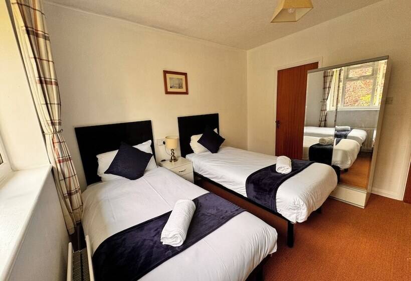 پانسیون High Trees Guest House Gatwick