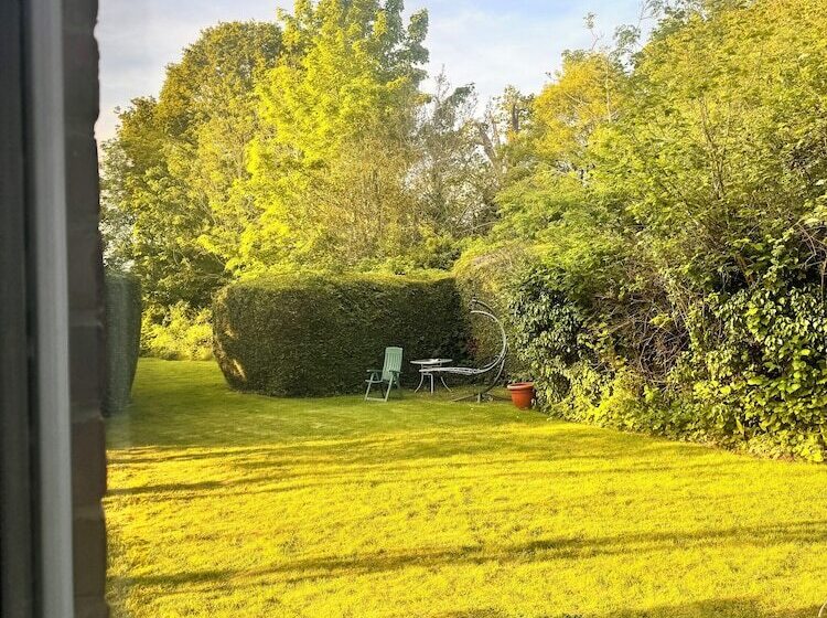 پانسیون High Trees Guest House Gatwick