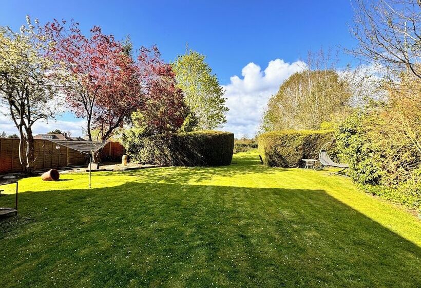 پانسیون High Trees Guest House Gatwick